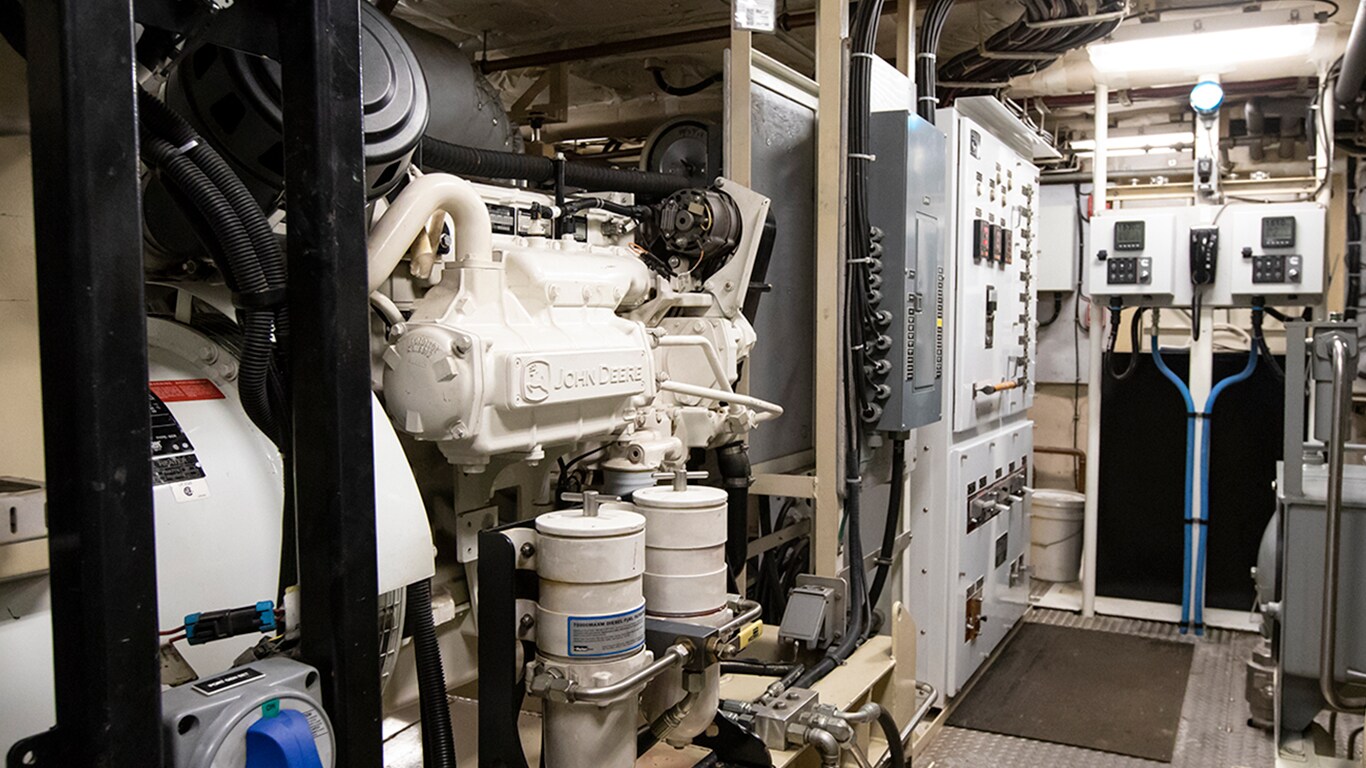 La salle des machines des navires de croisière NYC Circle Line propulsée par des moteurs marins John Deere
